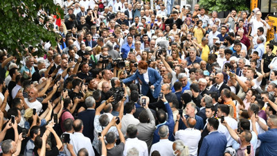 Meral Akşener'in esnaf ziyareti mitinge dönüştü. Akşener'den Erdoğan'a maaş göndermesi: Kendi maaşına da yüzde 40 zam yapıyor. Geçinemiyor ne yapsın