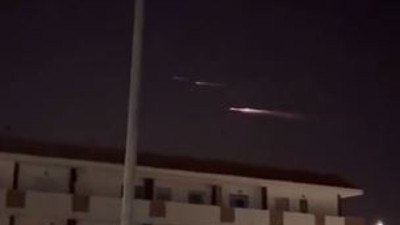 Gökyüzünden yere ördek uçuşuyla indiler. Herkes evlerinin perdesini çekip perde arasından korkuyla seyretti