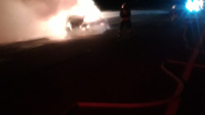 Seyir halindeki otomobil alev alev yandı