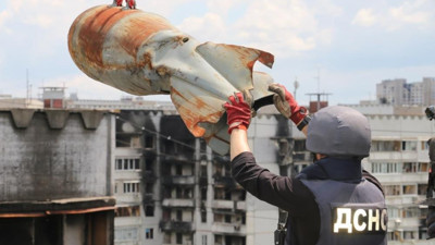 Harkov'da 9 katlı binanın çatısındaki bomba vinçle indirildi