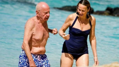 91 yaşındaki ünlü zengin boşanıyor. Ünlü gitaristin eski karısıyla evlenmişti