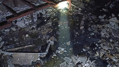 Apartmanın çatı katında çıkan yangın paniğe neden oldu