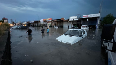 Osmaniye'de yollar göle döndü: Araçlar su altında kaldı