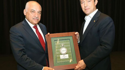 Ali Koç FETÖ göndermesi yaptığı Büyükekşi'ye bu kez plaket verdi