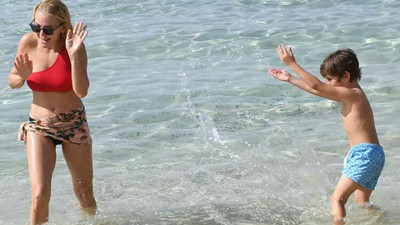 Ece Erken moral tatiline çıktı. Oğlu Eymen ile plajda görüntülendi