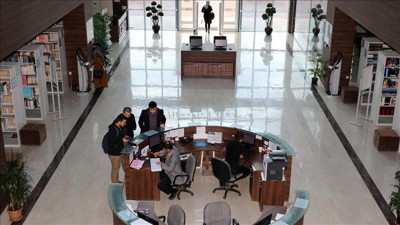 Vakıf üniversitelerine yapılan fahiş zamlar sonrası öğrenciler kara kara düşünüyor. Yıllığı 165 bin TL’ye yükseldi