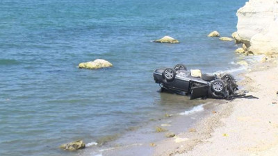 Haciz borçlarına sinirlenen genç, otomobilini uçurumdan atıp o anları kaydetti