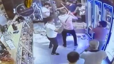 Müşterinin parası yetmedi ortalık savaş alanına döndü.Kemerler sopalar tekmeler havada uçuştu