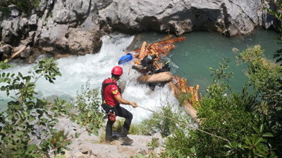 Alanya'da devrilen kamyondaki 1 kişi Alara Çayının sularına kapıldı