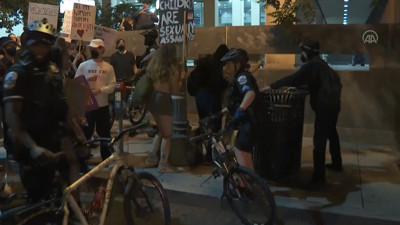 ABD'de kürtaj yasasını protesto edenlerle polis karşı karşıya geldi