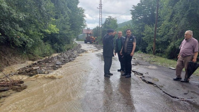 Yaz yağmuru karayolunu göle çevirdi