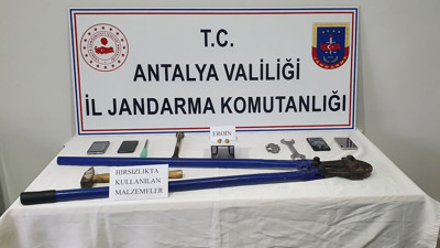 Hırsızlıktan aranan şüpheliler üzerlerinde uyuşturucuyla yakalandı