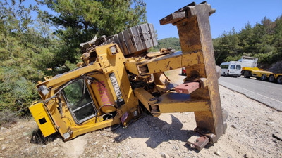 Dozer tırın üstünden savrulup, yola devrildi