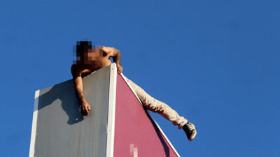 Çatıdan atlamak isteyen şahsı kokoreçle ikna etmeye çalıştılar