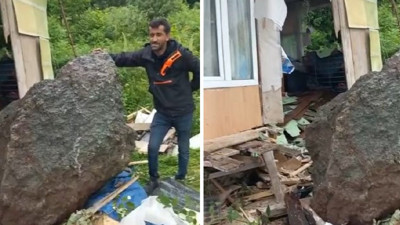Artvin'de kopan kaya parçası evin içine daldı. Balkonda oturan aile facianın eşiğinden döndü