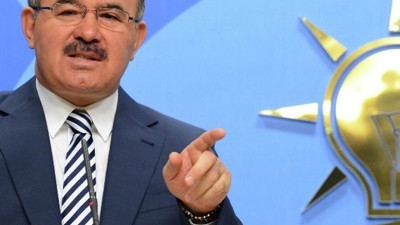 AKP kurucularından Hüseyin Çelik Erdoğan’a bayrak açtı. Açtı ağzını yumdu gözünü