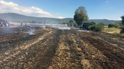 Saman basma makinesi tarlayı yaktı