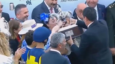 96. Gazi koşusu kupa töreninde Ekrem İmamoğlu anons edilince A Spor alelacele yayını kesti