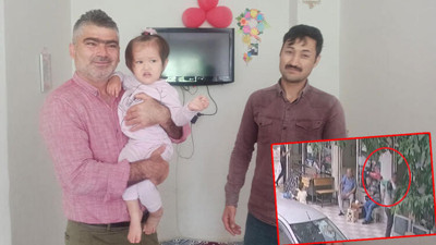 Bir yaşındaki bebeğin mucize kurtuluşu. Saniye saniye kameralara yansıdı. Kahvenin önündeki adamın omzuna düştü