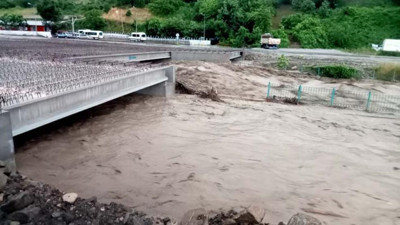 Kastamonu'da iki köprü çöktü. Vatandaşlara ''dükkan açmayın, üst katlara çıkın uyarısı'' yapılıyor