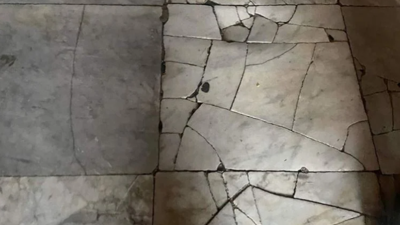 Kapısı yendi, duvarları kazındı: Ayasofya'nın şimdi de mermerleri kırıldı