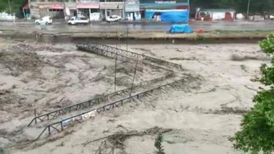 Kastamonu'da facia yine kapıda. Köprü böyle ikiye bölündü | "Üst katlara çıkın" uyarıları yapılıyor