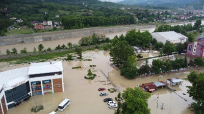 Bartın’ı sel vurdu. Yollar göle döndü, ev ve iş yerleri sular altında kaldı