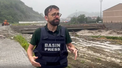 Sel bölgesinden çelik yelekle bildirdi. Yağmur suları ile muharebeye girdi