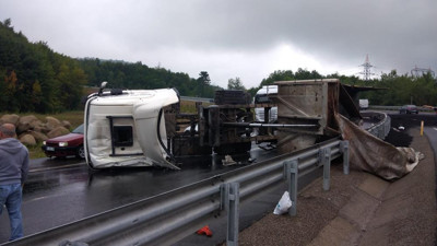 TIR devrildi, toz kömür yola dağıldı