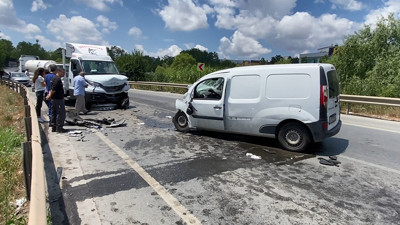 Sancaktepe'de hafif ticari araçla kamyonet kafa kafaya çarpıştı