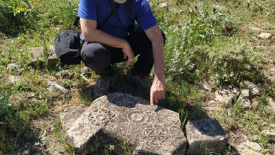 Varto ve Kiğı dağlarında büyük buluş: Varto'da Lolan Aşiretinin Köyünde döşünde ay-yıldız olan koç başlı mezar taşı Türkistan'da Lolan şehri ve mezarda mumyası bulunan Türk Prensesi Lolan