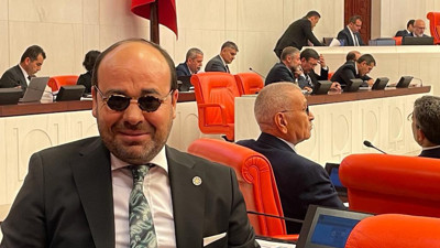 İYİ Partili Beyaz'dan Meclis'e gelen Nebati'ye çok konuşulacak protesto. Gözlerindeki ışıltıya karşı güneş gözlüğü ile oturdu