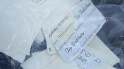 Doktorlara saldıranlara da idam cezası verilsin. Darp edilen doktor diplomasını yırtarak istifa etti