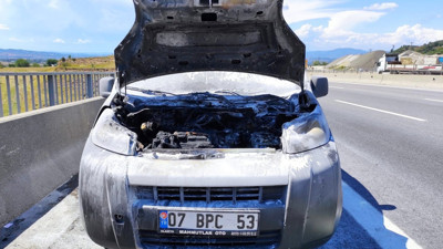 Seyir halindeki aracın motoru alev aldı