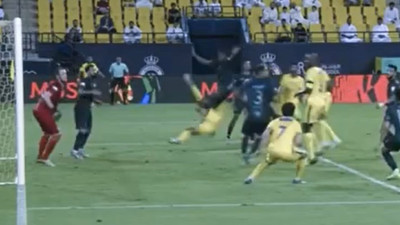 Penaltı kaçırdı sonra kırmızı kart gördü ve tatili başladı. Talisca Arapları çıldırttı