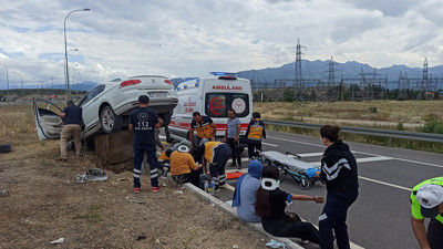 Lastiği patlayan otomobil aydınlatma direğine çarptı: 6 yaralı