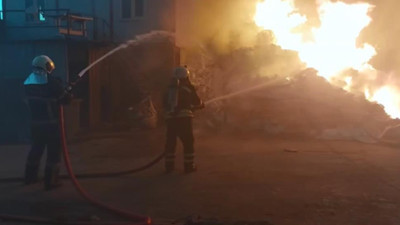 Geri dönüşüm deposu alev alev yandı