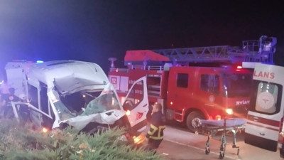 Beton mikseri ile fabrika işçilerini taşıyan midibüs çarpıştı: 13 yaralı