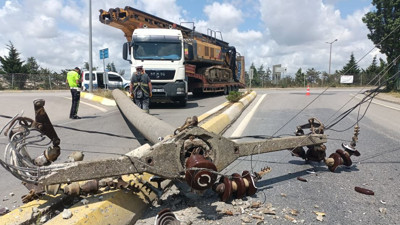 Faciadan dönüldü! TIR’ın üzerindeki vinç beton direği devirdi…
