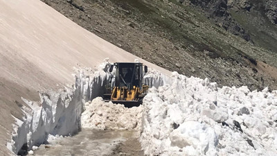 Haziranın son gününde karla mücadele