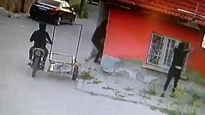 Pencerenin demir korkuluklarını çaldılar