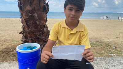 Güneşin altında şapır şapır terleyerek sattığı su ve limonatadan gelen geliri Mehmetçik Vakfı’na bağışlıyor