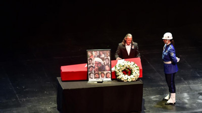 Cüneyt Arkın'ın oğlunun sözleri dakikalarca alkışlandı: Böyle insanlara ağıt değil, destan yaraşır!