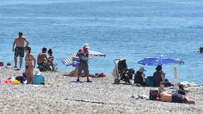Plajdaki görünür tehlike! Zabıta kovalıyor, onlar saklanıyor