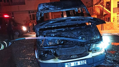 Park halindeki minibüs alev alev yandı