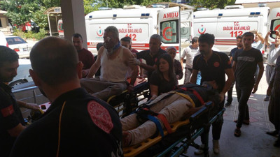 4 kişi traktörün altında kaldı