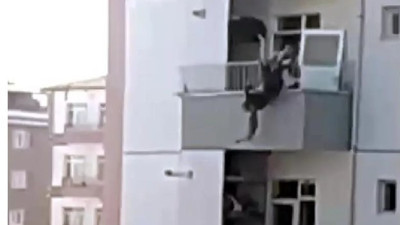 Balkondan atlayan kadını yakaladı. Eli yandı, yine de bırakmadı