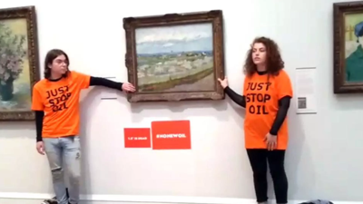 İklim aktivistleri ellerini 1889 tarihli Van Gogh tablosuna yapıştırdı