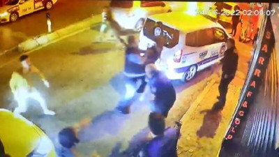 Beşiktaş’ta izinsiz afiş asan grup bıçak ve sopalarla zabıtaya saldırdı