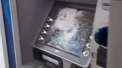 6 ATM’ye çekiçli saldırı